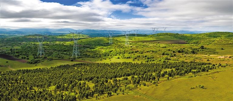 內(nèi)蒙古首條特高壓輸電通道——錫林郭勒盟至山東省1000千伏特高壓輸電線路。.jpg